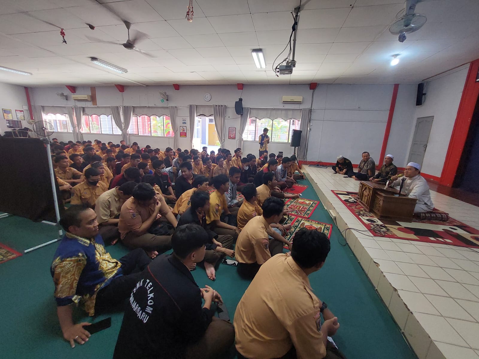 Tausiyah Ramadhan di SMK Telkom Banjarbaru: Menghadirkan Perspektif Teknologi dalam Islam